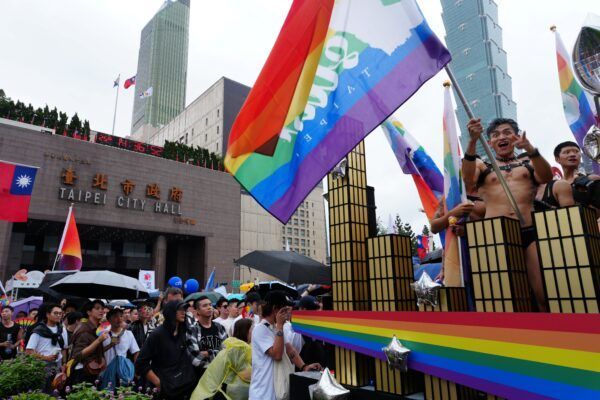 Regen und Regenbogen: Taiwan feiert Pride, während Hongkongs LGBTQ-Rechte ...
