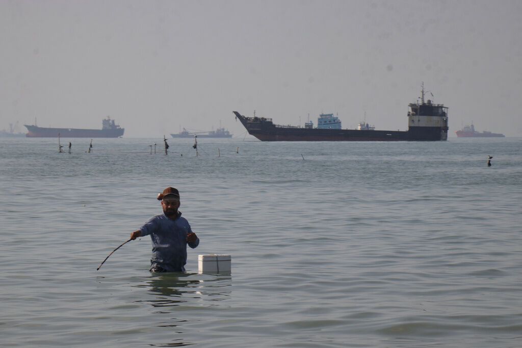 Trump says the US will ‘guide’ stranded ships from the Strait of Hormuz ...